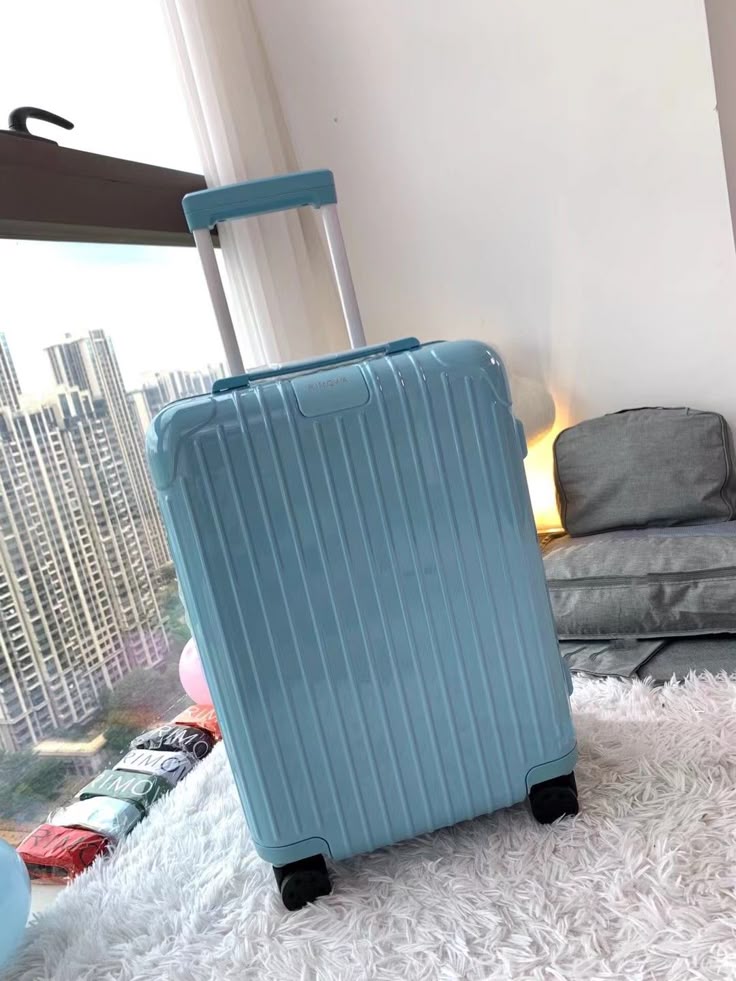 SUITCASE - RUBBER UNBREAKABLE LARGE BLUE 23KG  Luxurious High Quality Travel bag. Made of durable Polypropylene material. Lightweight and easy to transport.