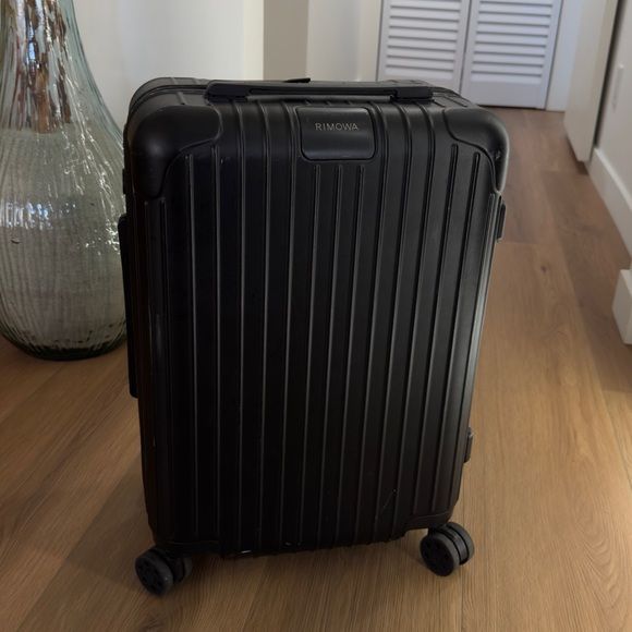 SUITCASE - AFFORDABLE LUXURIOUS RUBBER UNBREAKABLE SUITCASE, 18Kg BLACK MEDIUM.