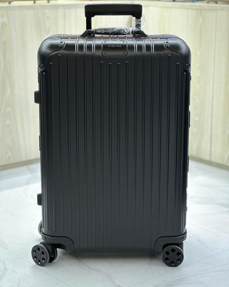 LARGE SIZE 30 SUITCASE- BLACK EXTRA LARGE 30kgs SIZE 1. Strong. Spacious. Unbreakable. crafted with impact-resistant hard shell, smooth 360° spinner wheels, secure TSA-style locks.
