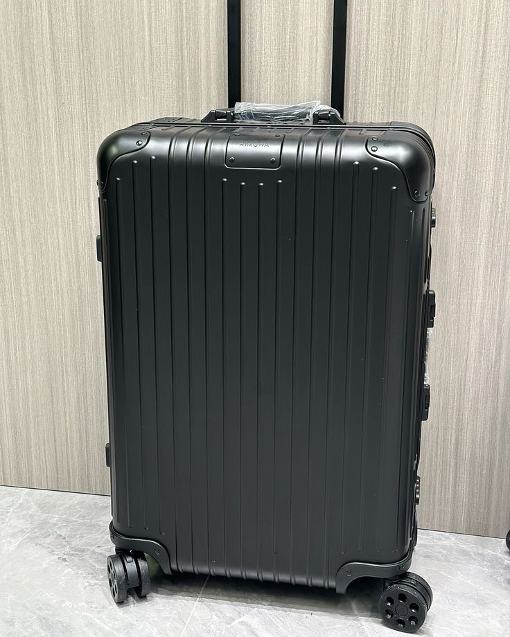 LARGE SIZE 30 SUITCASE- BLACK EXTRA LARGE 30kgs SIZE 1. Strong. Spacious. Unbreakable. crafted with impact-resistant hard shell, smooth 360° spinner wheels, secure TSA-style locks.