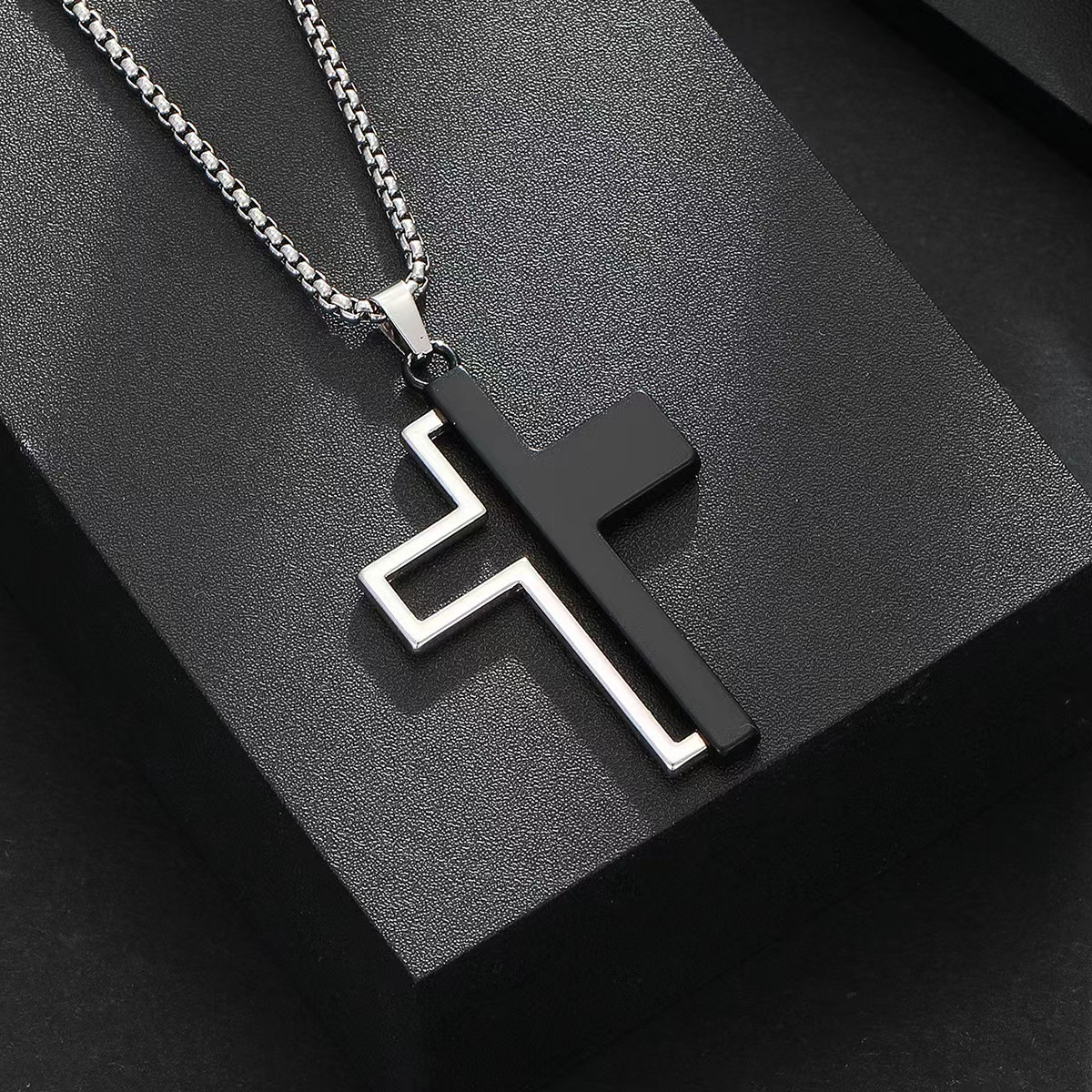 New Black And White Glossy Cross Pendant Trendy Man Personality Versatile Niche Men'S Necklace Long Sweater Chain Accessories