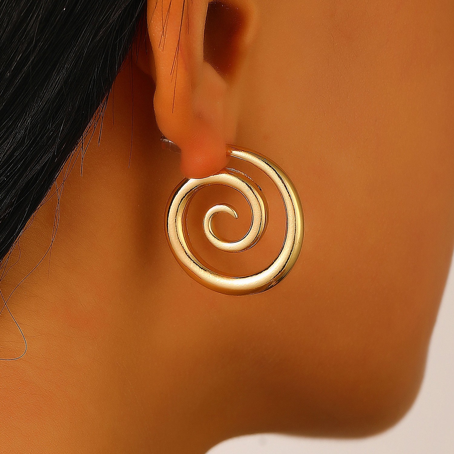 Retro Wind Titanium Steel Line Earrings Rotating Circle Vortex Stud Earrings Plated With 18K Gold Light Luxury Women'S Jewelry