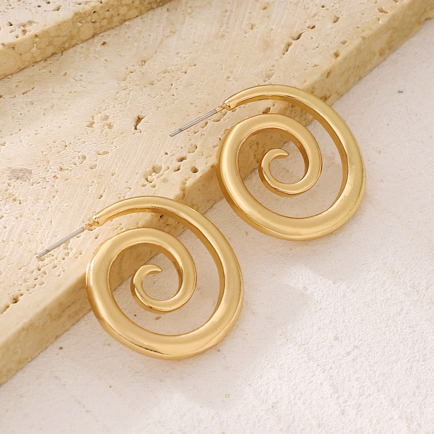 Retro Wind Titanium Steel Line Earrings Rotating Circle Vortex Stud Earrings Plated With 18K Gold Light Luxury Women'S Jewelry