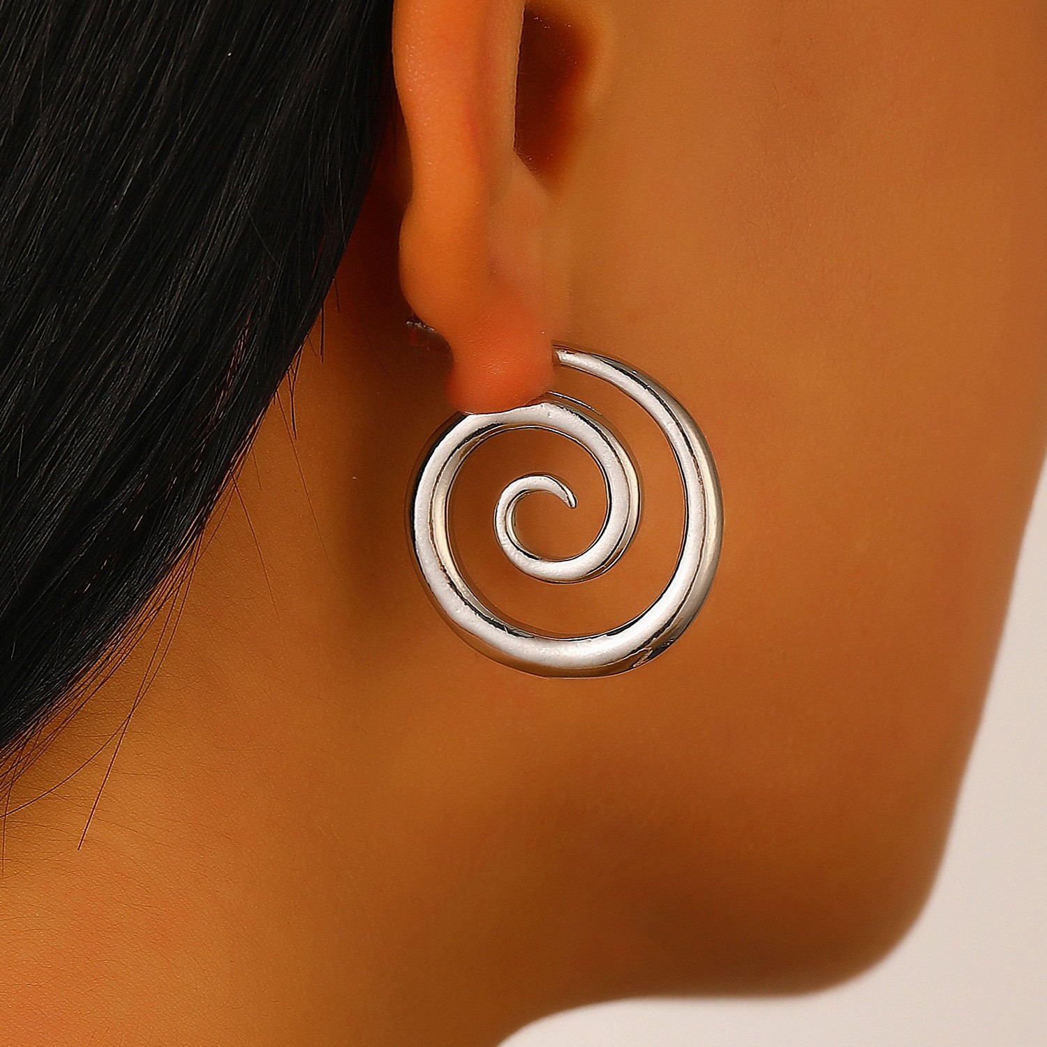 Retro Wind Titanium Steel Line Earrings Rotating Circle Vortex Stud Earrings Plated With 18K Gold Light Luxury Women'S Jewelry