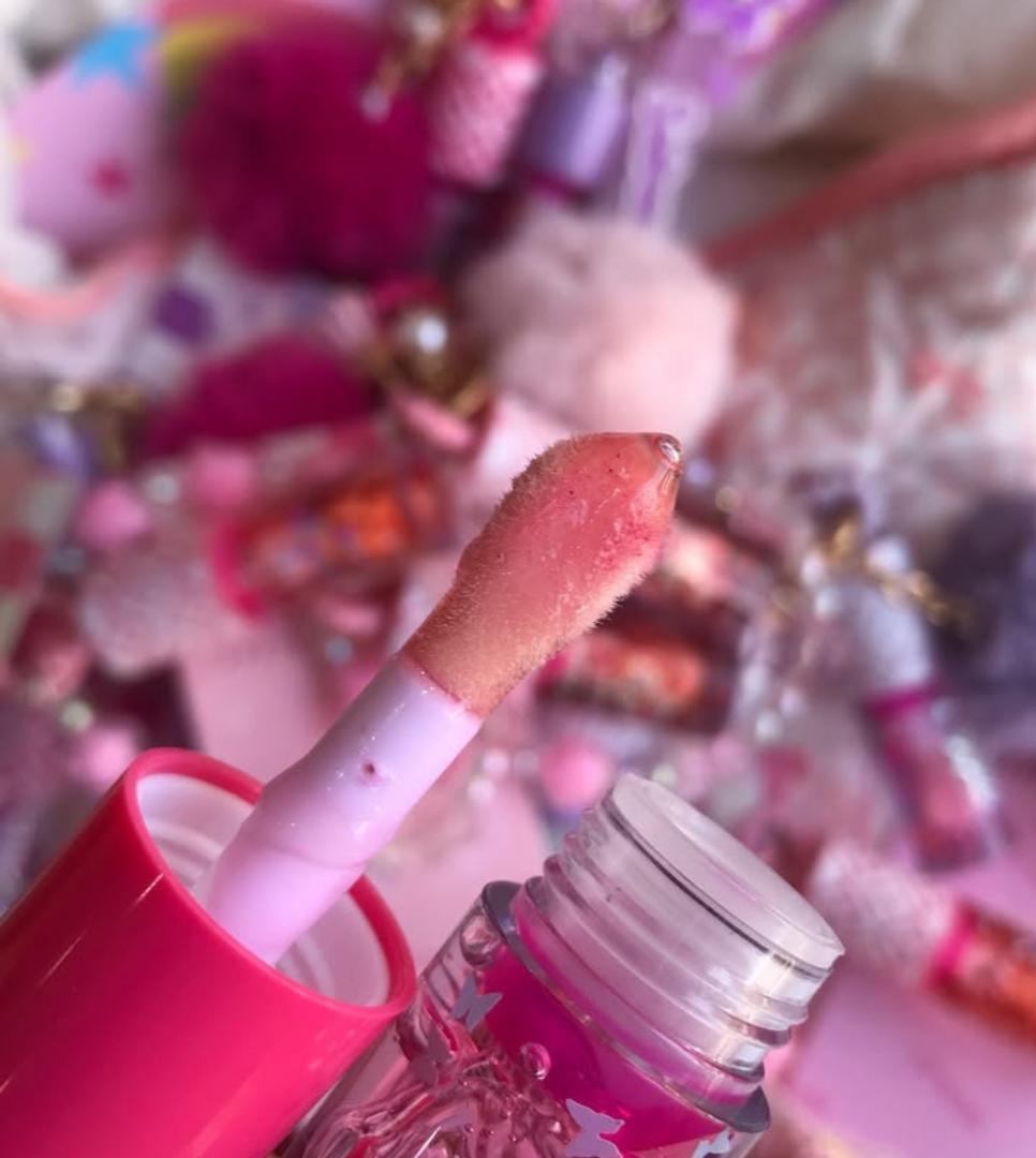 Phone charm with phone lanyard and a portable pendant lip gloss, Butterfly Heart Moisturizing Lip Oil, Cute Daily Warm-Tone Color-Changing Star Glitter Gel Lip Gloss, Portable Hanging Design.