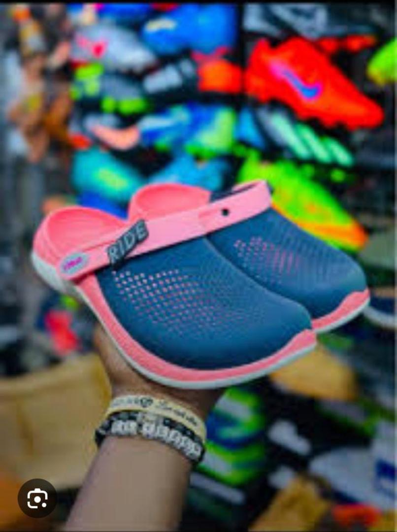 CROCS LITERIDE 360 CLOGS Designed with LiteRid foam insoles, these clogs deliver sink-in softness and superior cushioning for all-day wear.
