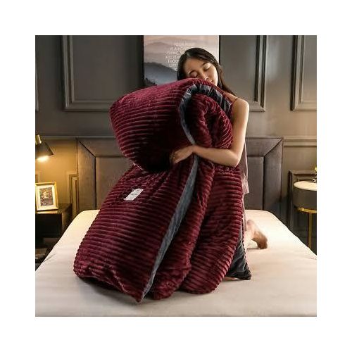 Super Velvet/Woolen Duvet – 6x6 ft | Premium Warmth & Comfort Experience the perfect blend of elegance, warmth, and durability with this 6x6 Super Velvet/Woolen Duvet. Designed for maximum comfort