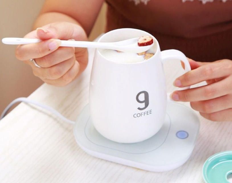 Upgrade your kitchenware with this set of 6 high-quality ceramic mugs. Designed with a sleek curved shape and comfortable handle, these mugs are perfect for enjoying coffee, tea, hot chocolate