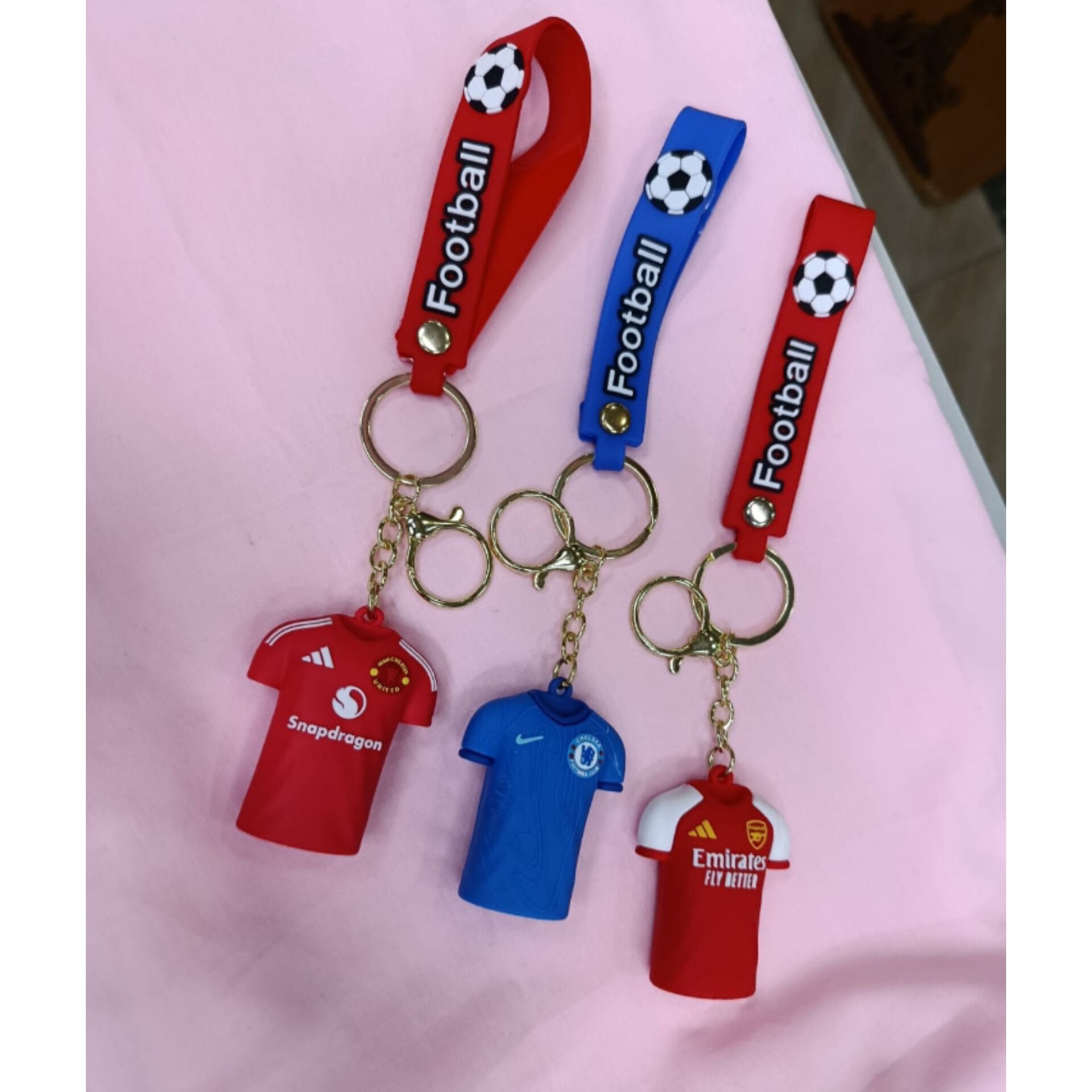 EPL Jersey Keychains: Man United, Chelsea, Arsenal Mini Shirt Keyholders.Silicone teams key holders best for you .Drip for your keys! Get yours before the next match day.