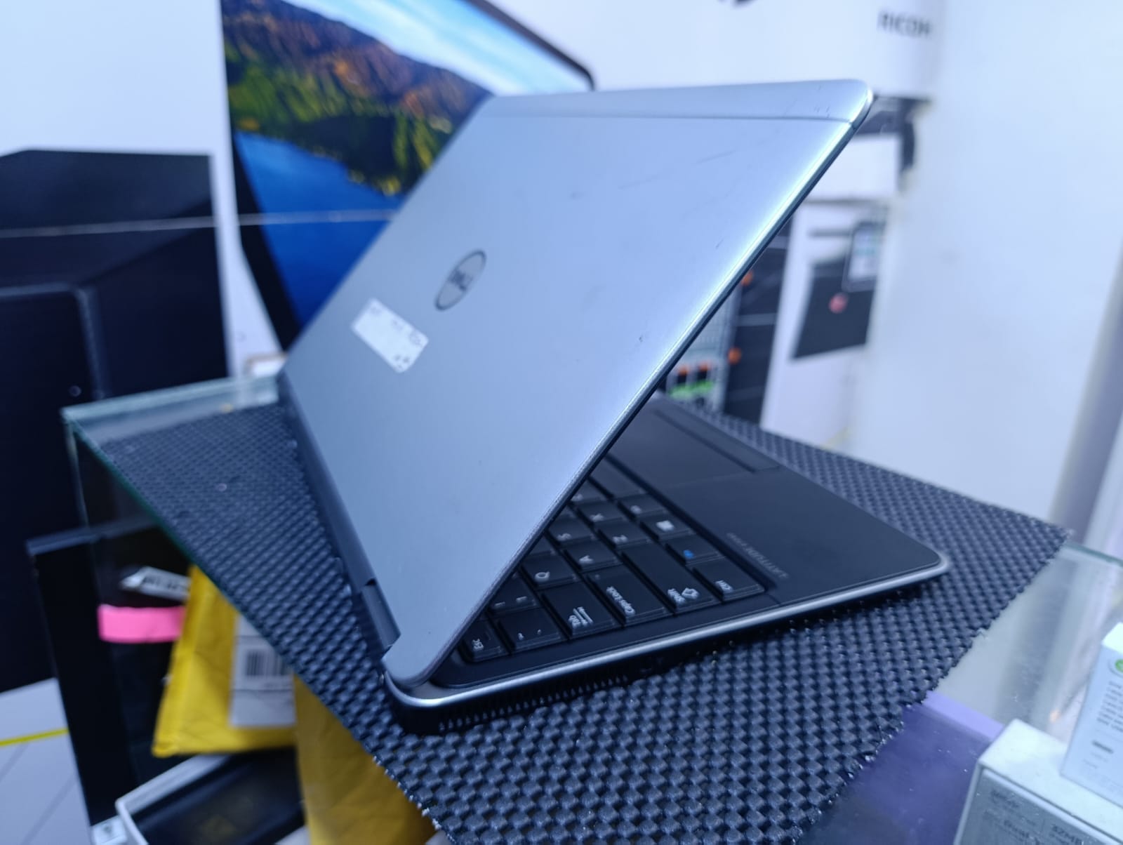 REFURBISHED DELL LATITUDE E7240 -4TH GENERATION INTEL CORE I5 8GB RAM MEMORY 256GB SSD SILVERBLACK 12 INCHES WITH ACTIVATED WINDOWS 10/11 AND OFFICE 2021