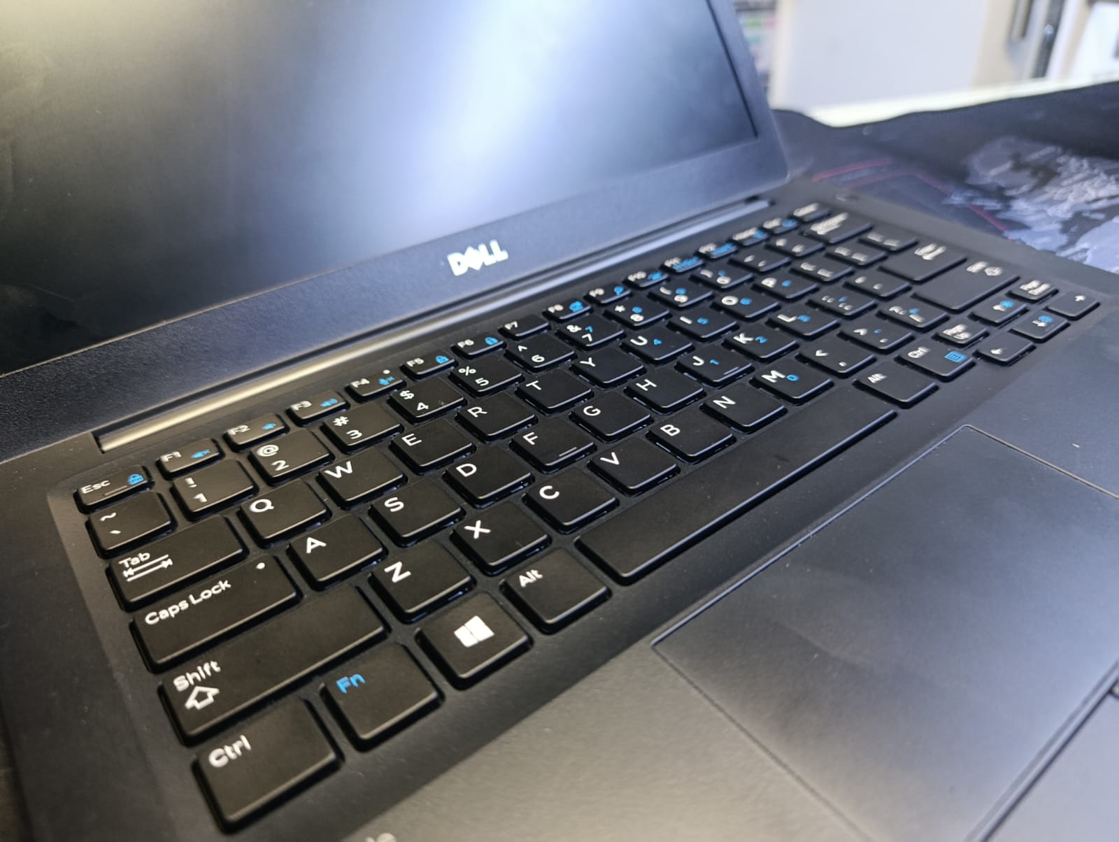 (QUICK SALE ) DELL LATITUDE 7280 INTEL CORE I5 6TH GENERATION 8GB RAM MEMORY 256GB SSD 12 INCHES WITH ACTIVATED WINDOWS 10/11 AND OFFICE 2021