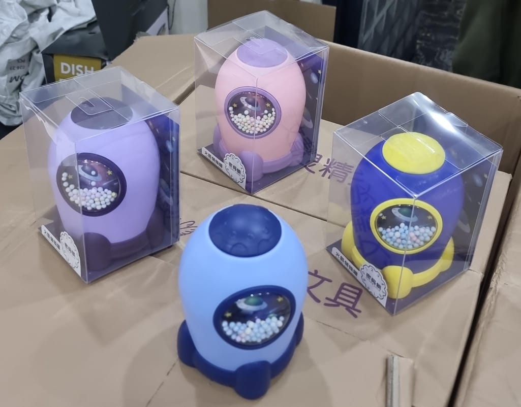 Large Capacity Rocket Shape Piggy Bank With Password Lock, Money Savings Box.The Rocket Piggy Bank is an engaging and educational tool designed to make saving money fun for children and Adults. Its un