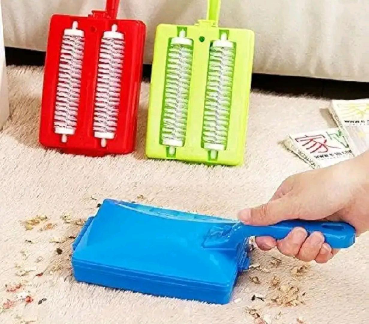 1PC Manual 4 liner carpet brush mini vacuum cleaner Manual carpet brush vacuum cleaner, no electricity and no batteries meaning it can be used in any setting Handheld brush which can be used anywhere.