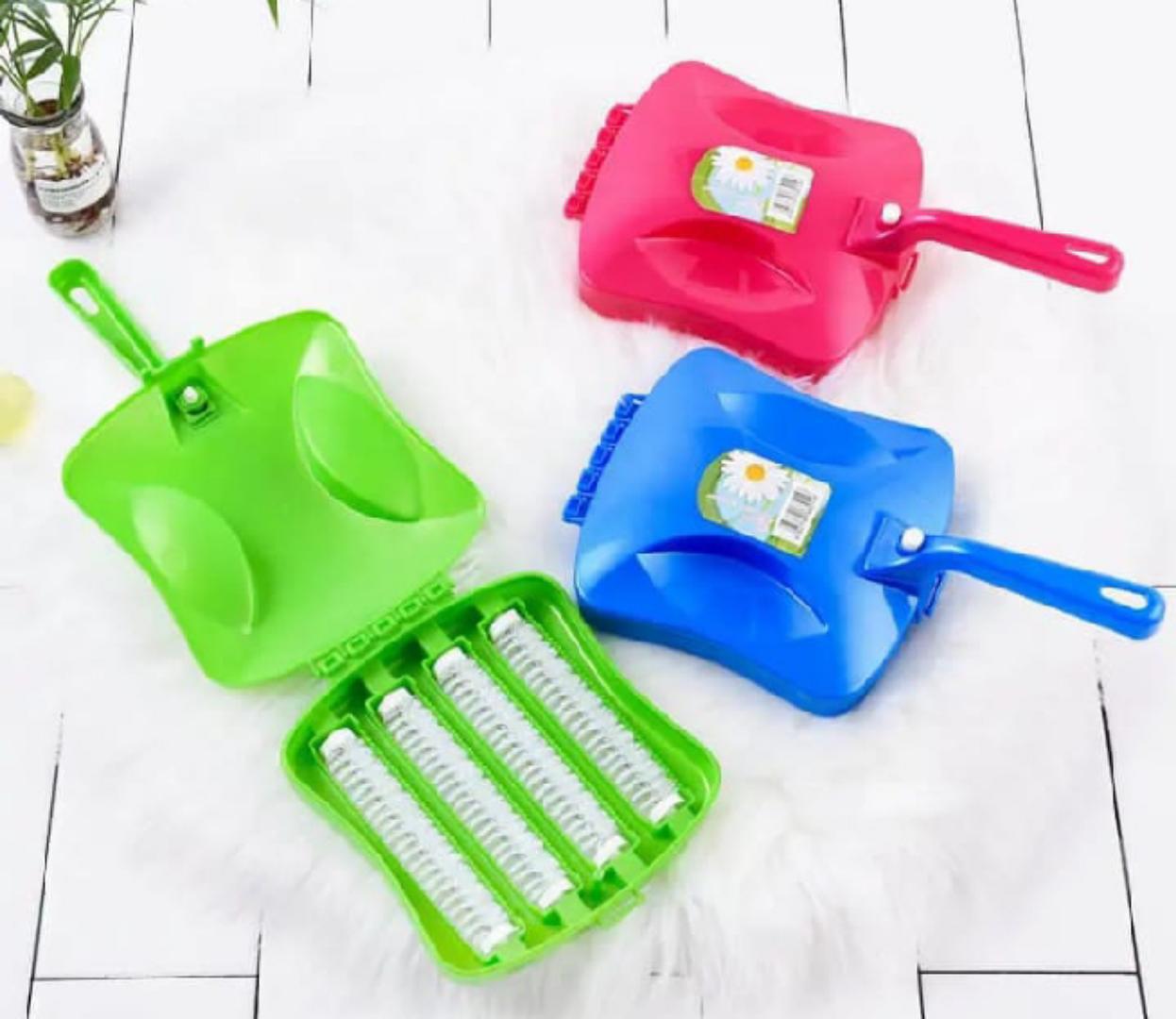 1PC Manual 4 liner carpet brush mini vacuum cleaner Manual carpet brush vacuum cleaner, no electricity and no batteries meaning it can be used in any setting Handheld brush which can be used anywhere.