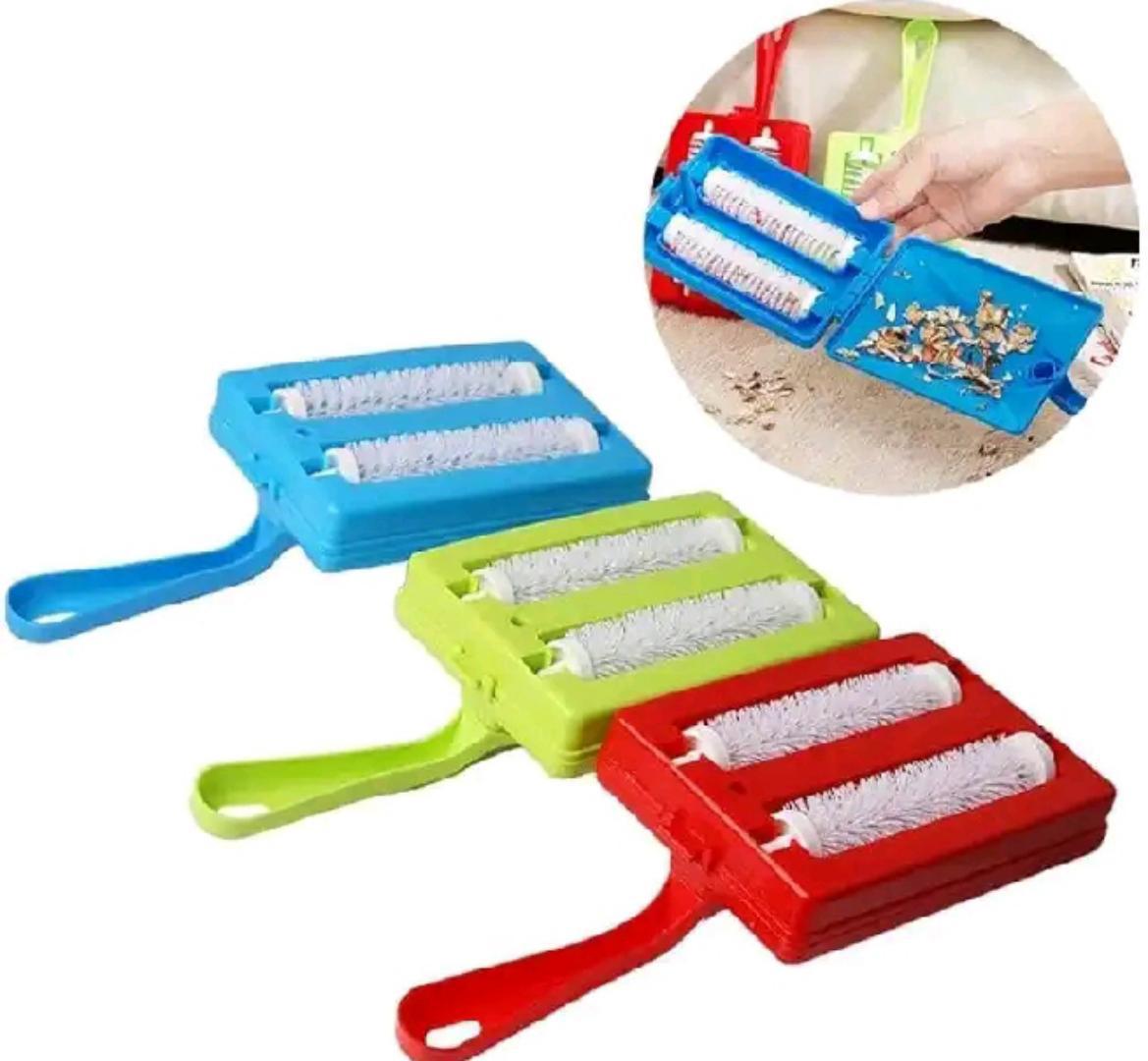 1PC Manual 4 liner carpet brush mini vacuum cleaner Manual carpet brush vacuum cleaner, no electricity and no batteries meaning it can be used in any setting Handheld brush which can be used anywhere.