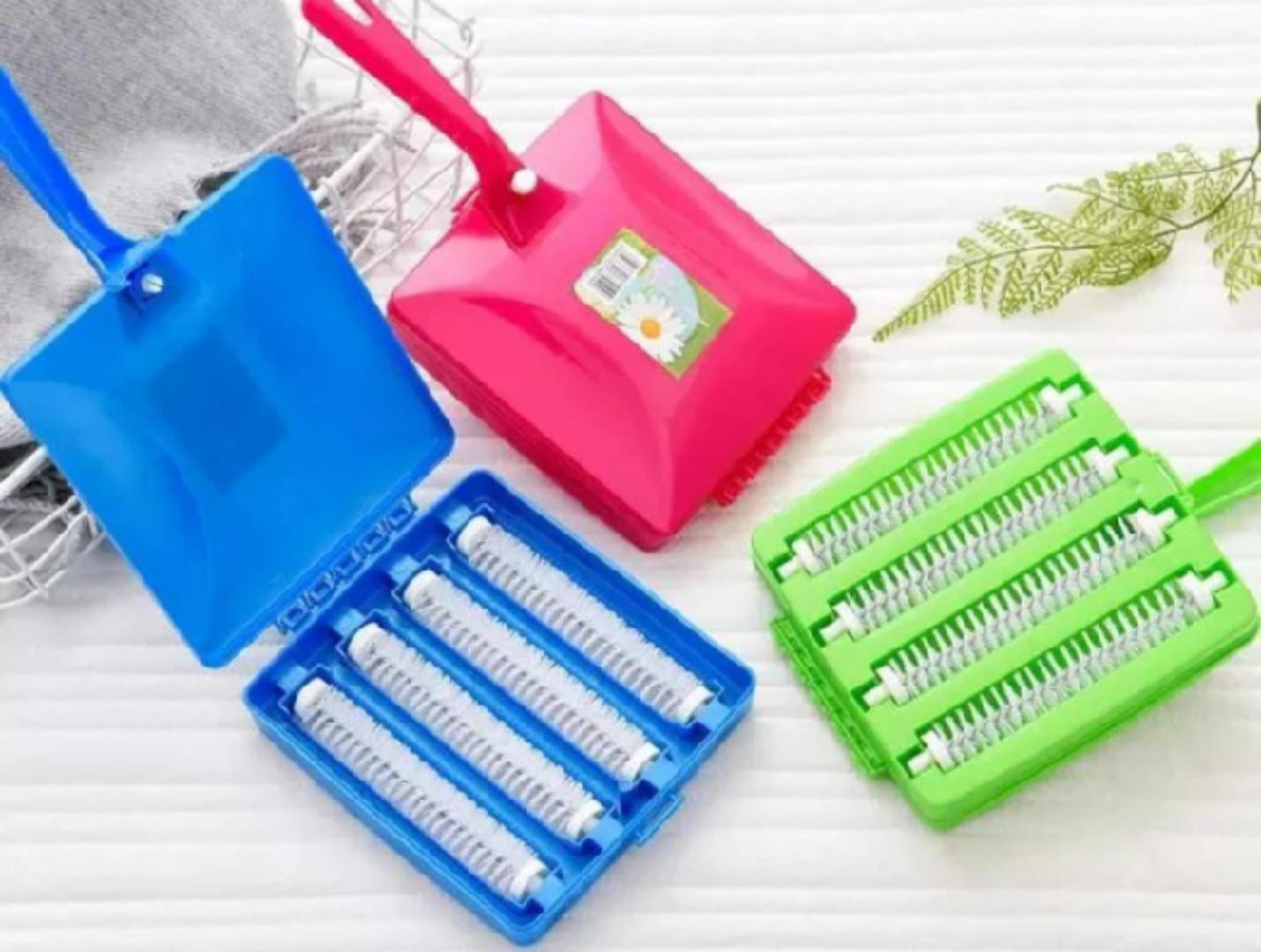 1PC Manual 4 liner carpet brush mini vacuum cleaner Manual carpet brush vacuum cleaner, no electricity and no batteries meaning it can be used in any setting Handheld brush which can be used anywhere.