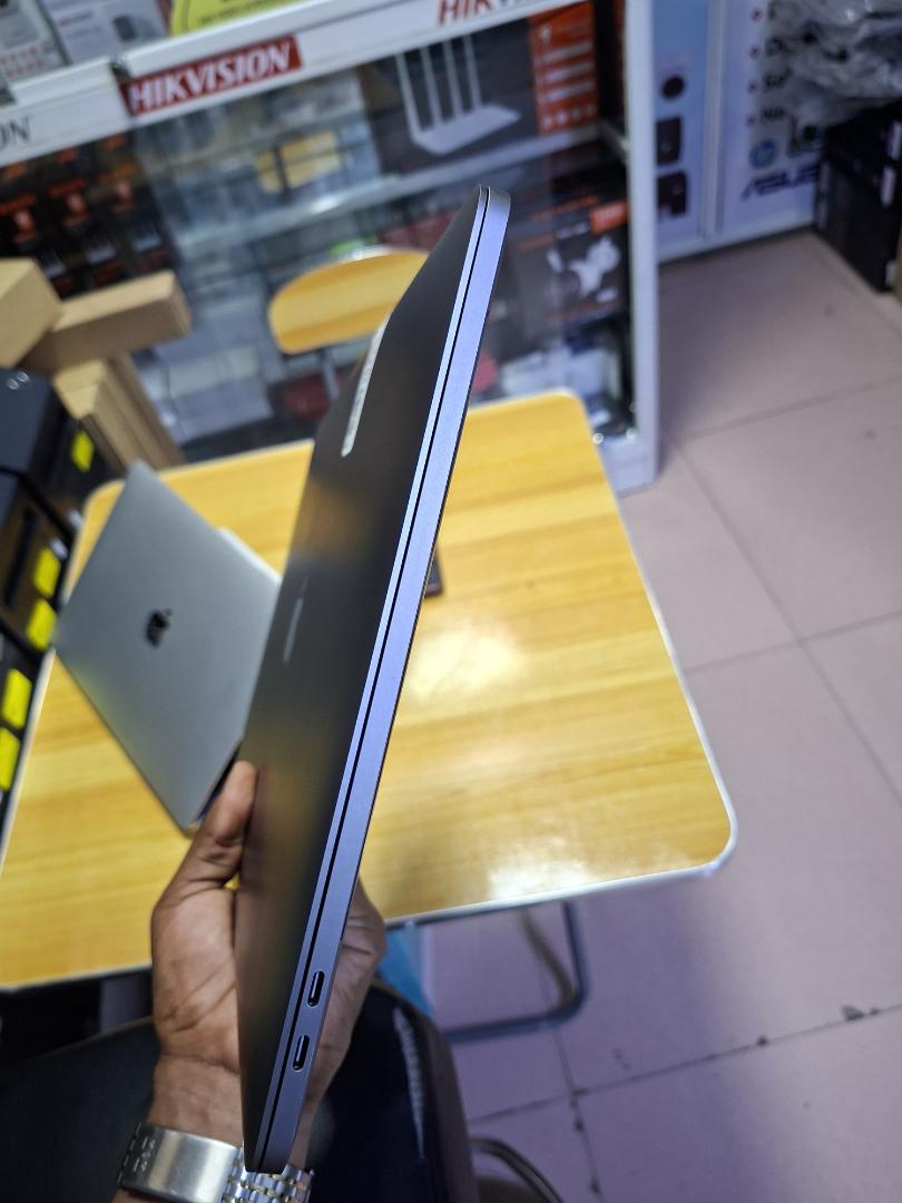 Macbook pro A1707 core i7 16/512.