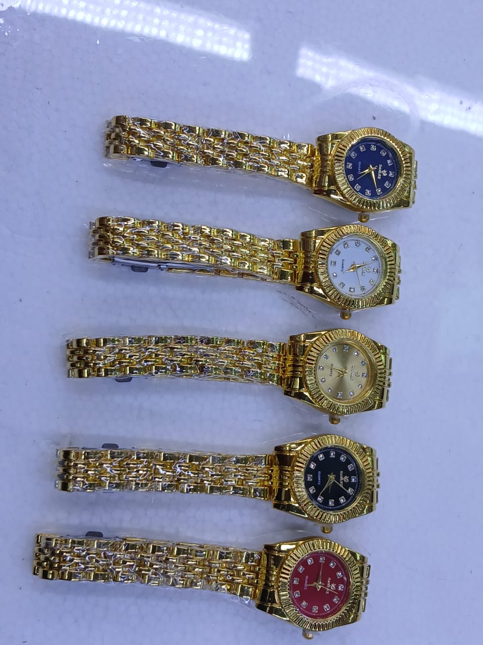 🦋Ladies Watch Exquisite Simple Alloy Bracelet Small Girl Fashion & Casual🎇Case Material: Alloy
Strap Material: Alloy
Band Width: 22mm
Band Length: 260mm (include case)
Case Thickness: 8.5mm
Case Dia