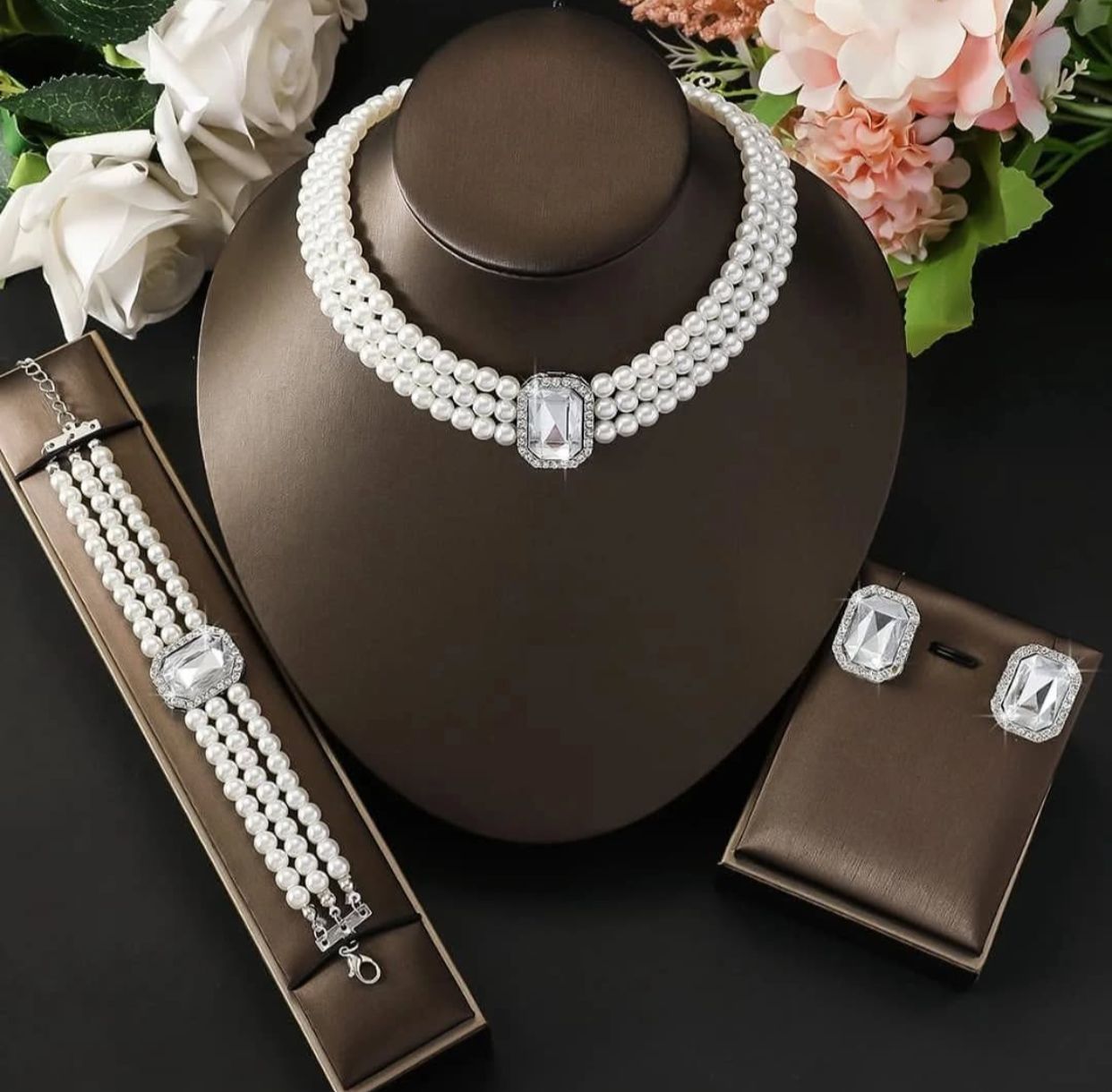 ♨️ Back in Stock – 3PC Jewellery/Multi-Layered Pearl Set ♨️

Add elegance and charm to your look with this stunning 3-piece pearl set, perfect for everyday wear or special occasions.