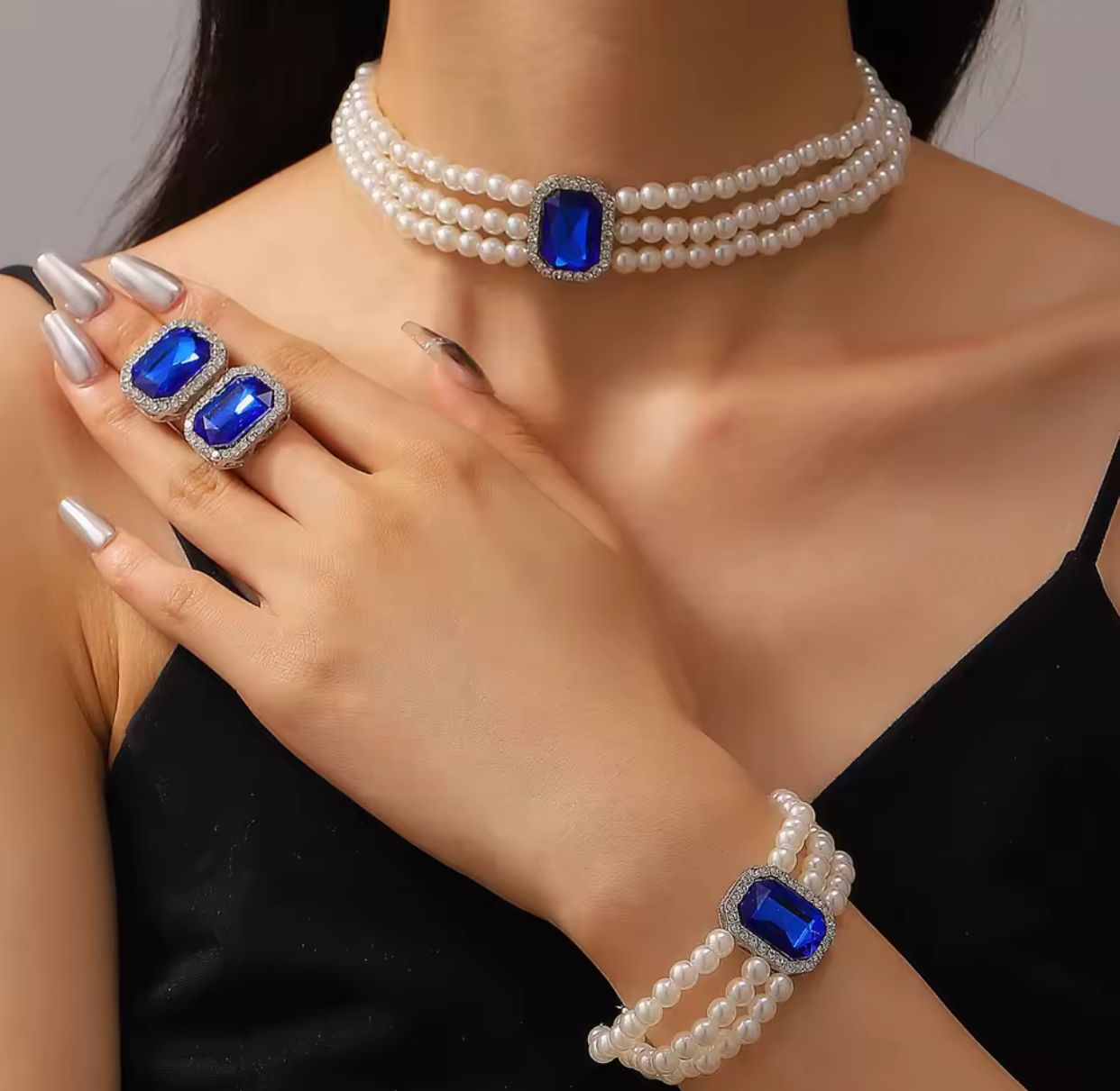 ♨️ Back in Stock – 3PC Jewellery/Multi-Layered Pearl Set ♨️

Add elegance and charm to your look with this stunning 3-piece pearl set, perfect for everyday wear or special occasions.
