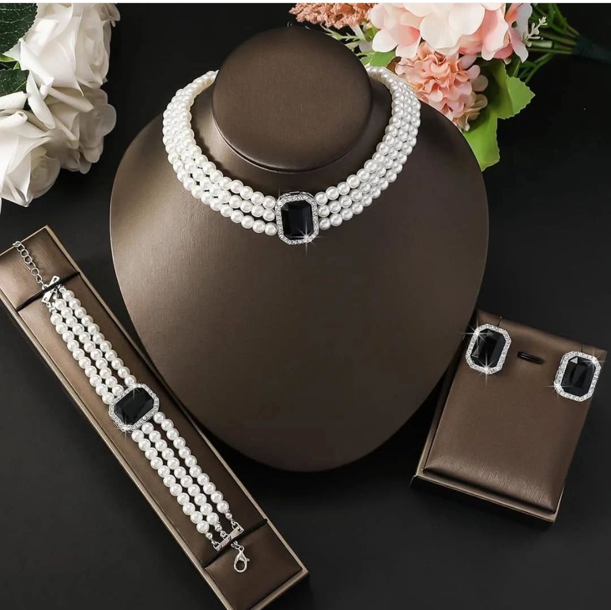 ♨️ Back in Stock – 3PC Jewellery/Multi-Layered Pearl Set ♨️

Add elegance and charm to your look with this stunning 3-piece pearl set, perfect for everyday wear or special occasions.