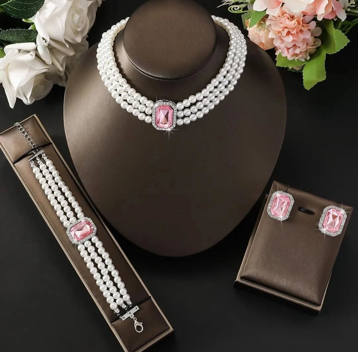 ♨️ Back in Stock – 3PC Jewellery/Multi-Layered Pearl Set ♨️

Add elegance and charm to your look with this stunning 3-piece pearl set, perfect for everyday wear or special occasions.