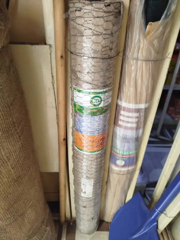 Heavy-Duty Chicken Wire Mesh – Built to Last!
Tough. Reliable. Versatile. 🛠️
Whether it’s ½", ¾", or 1" mesh, this 3ft x 30m roll of galvanized chicken wire is your ultimate solution for fencing, gar