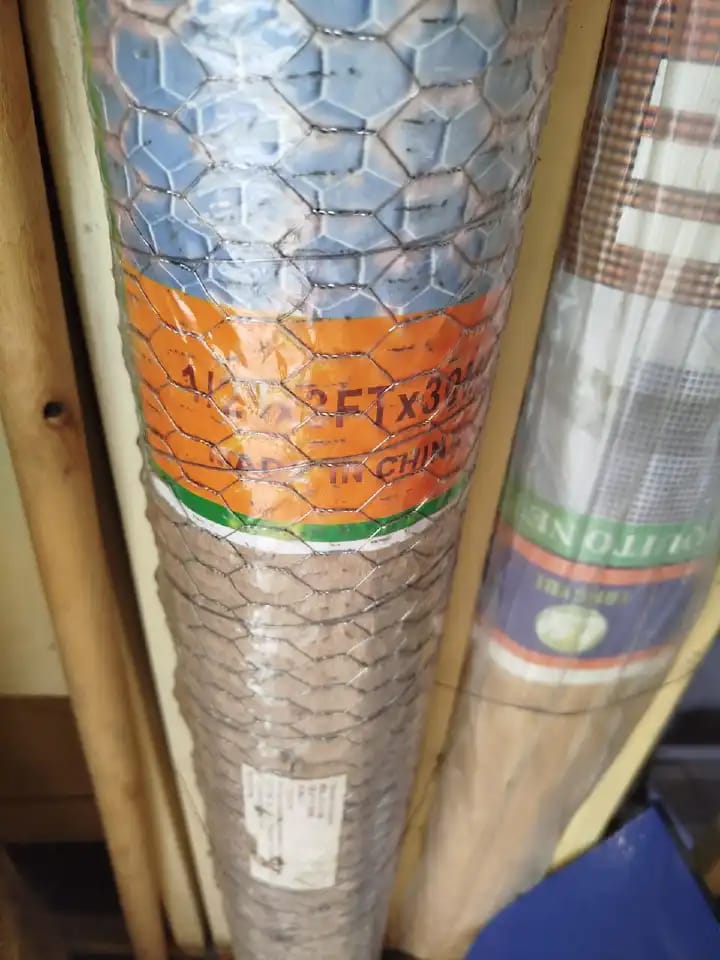 Heavy-Duty Chicken Wire Mesh – Built to Last!
Tough. Reliable. Versatile. 🛠️
Whether it’s ½", ¾", or 1" mesh, this 3ft x 30m roll of galvanized chicken wire is your ultimate solution for fencing, gar