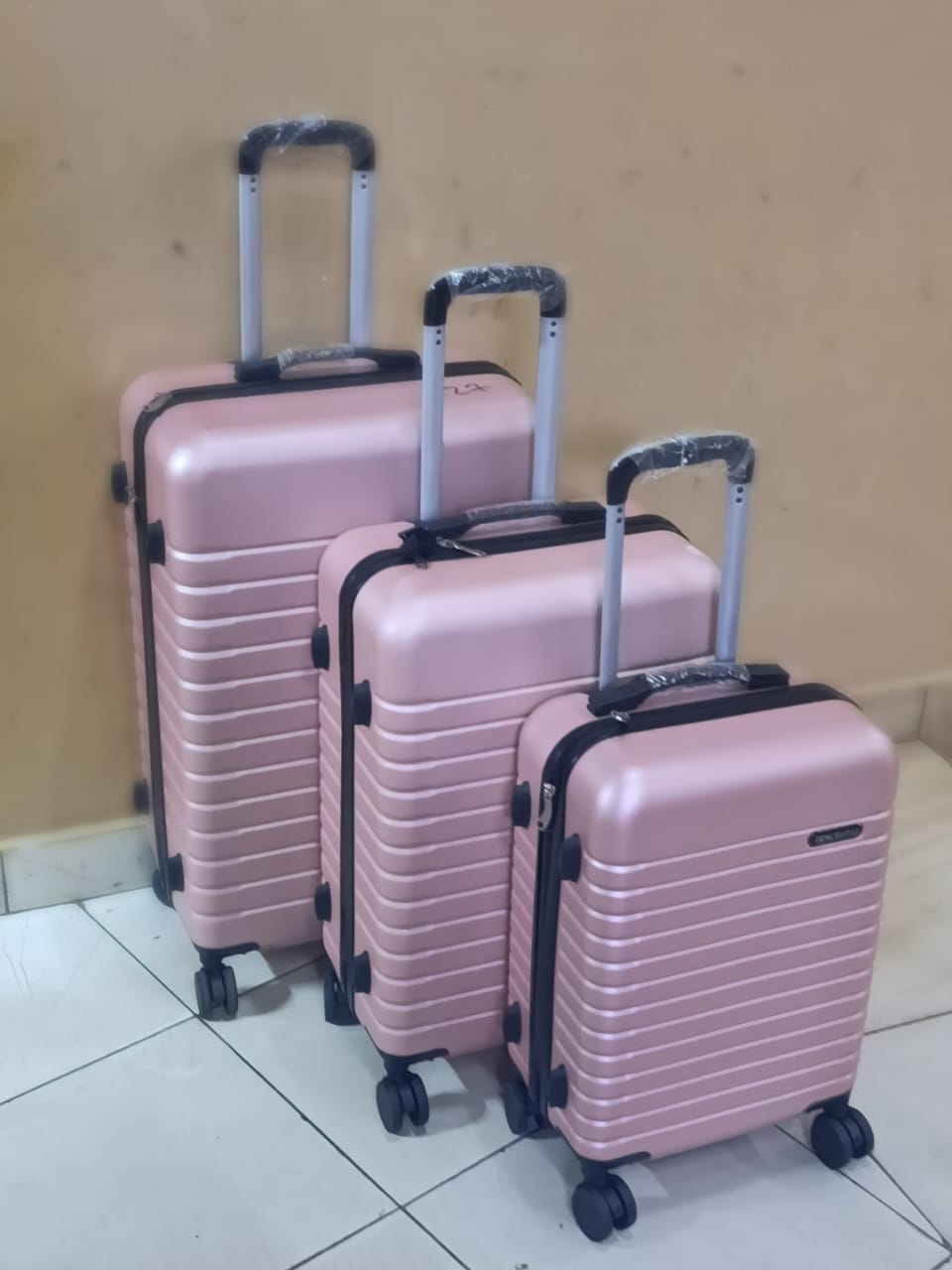 3 in 1 Luxurious Fibre Suitcase*▪️Zipper closure frame.
▪️360 Easy-glide spinner wheels.
▪️Telescopic handle system locks in multiple levels to adapt.
▪️Compression straps keep clothing neatly packed