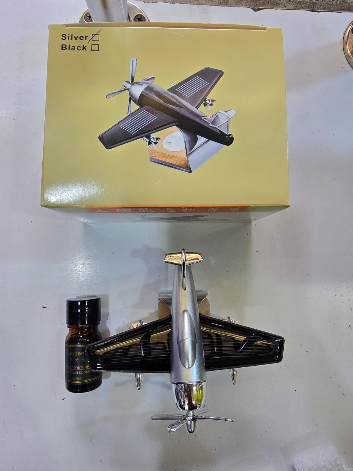 FT2 Car Fragrance with Solar Spinning Panel 🚗🌞
Freshen up your car interior with the FT2 car fragrance, a unique scent diffuser that spins automatically when exposed to sunlight thanks to its built‑