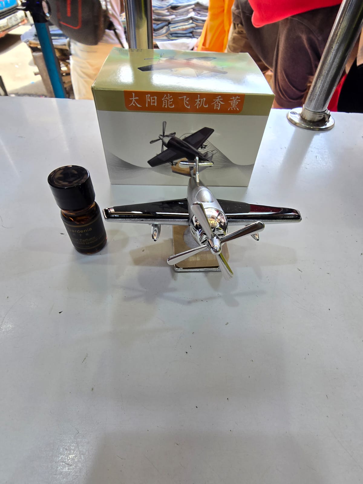 FT2 Car Fragrance with Solar Spinning Panel 🚗🌞
Freshen up your car interior with the FT2 car fragrance, a unique scent diffuser that spins automatically when exposed to sunlight thanks to its built‑