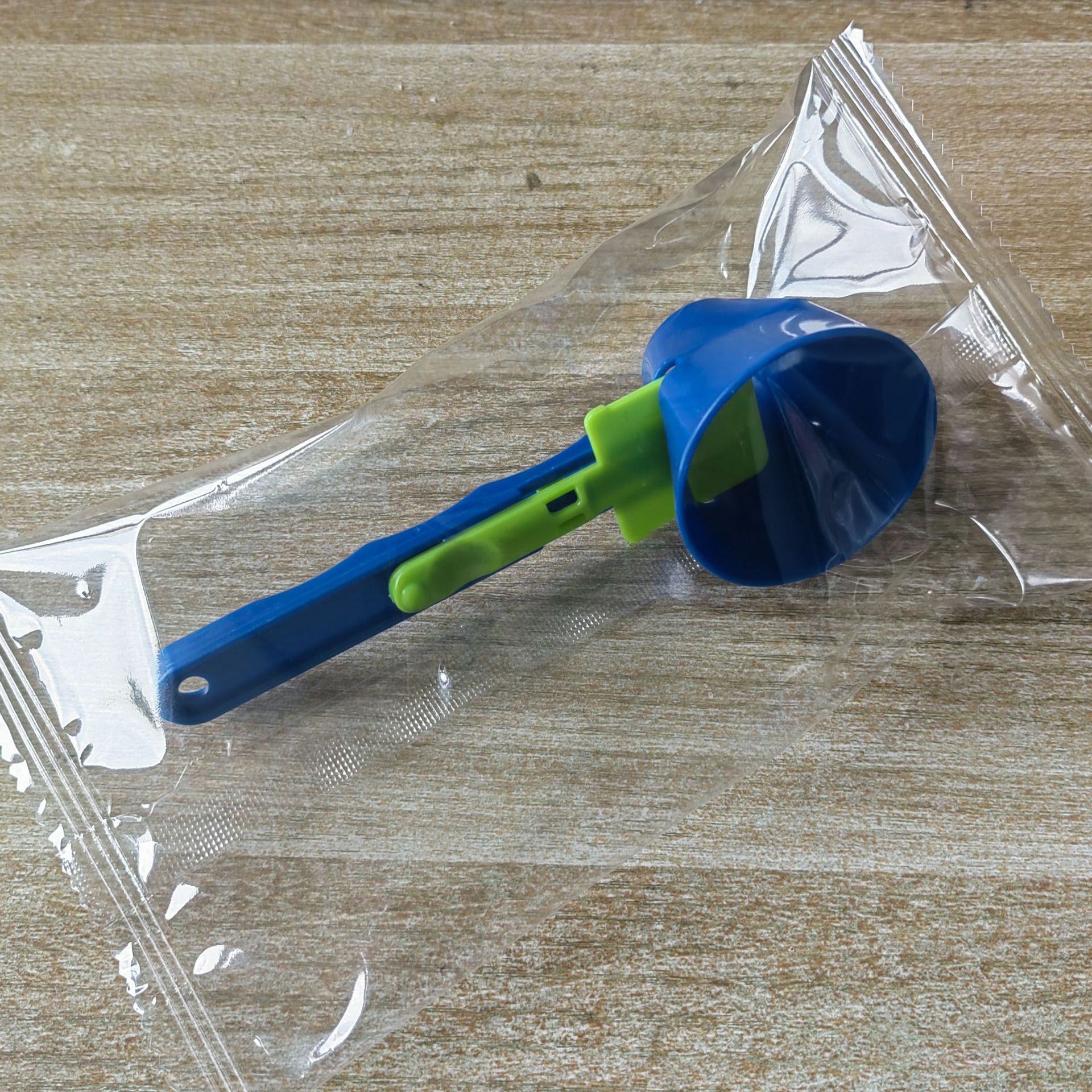 Mess-free measuring funnel, leak-proof protein powder and coffee scoop, easy-to-clean food-grade BPA-free dispenser, suitable for kitchen cooking supplements and protein shaker bottles