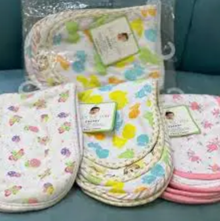 1 PACK 3 PCS BULPCLOTH.KEY FEATURES Machine Wash 100% silky cotton interlock knit is soft, cozy, and absorbent. Carter's 3 pack burp cloths are a stylish way to keep mommy's clothes clean. Interlock