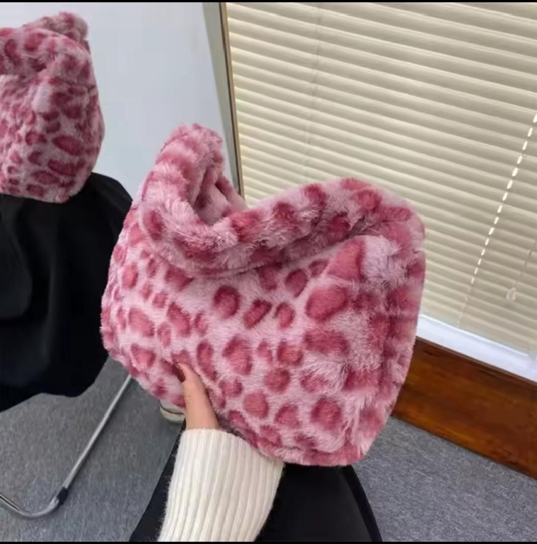 TRENDY FAUX FUR ANIMAL PRINT HANDBAG FOR WOMEN – LEOPARD, ZEBRA & PINK SHOULDER BAG | COZY WINTER FASHION BAG. Soft, stylish, and cozy — these faux fur animal print handbags add a cute yet bold touch.