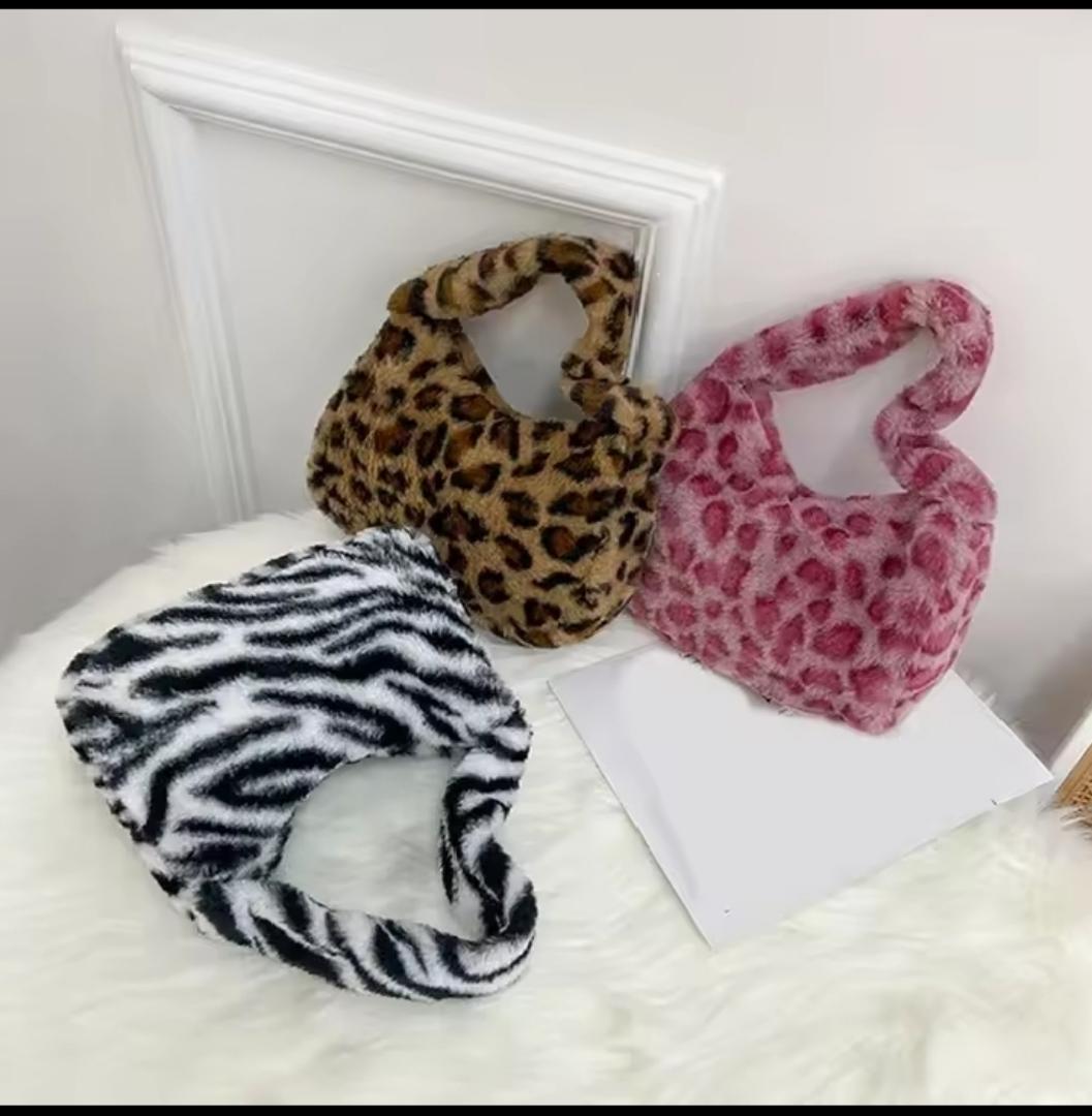 TRENDY FAUX FUR ANIMAL PRINT HANDBAG FOR WOMEN – LEOPARD, ZEBRA & PINK SHOULDER BAG | COZY WINTER FASHION BAG. Soft, stylish, and cozy — these faux fur animal print handbags add a cute yet bold touch.