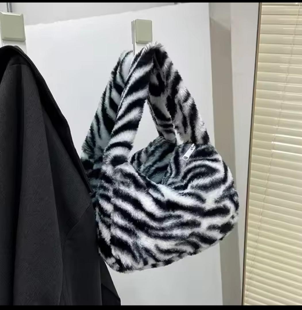 TRENDY FAUX FUR ANIMAL PRINT HANDBAG FOR WOMEN – LEOPARD, ZEBRA & PINK SHOULDER BAG | COZY WINTER FASHION BAG. Soft, stylish, and cozy — these faux fur animal print handbags add a cute yet bold touch.