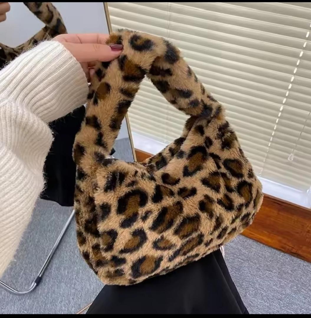 TRENDY FAUX FUR ANIMAL PRINT HANDBAG FOR WOMEN – LEOPARD, ZEBRA & PINK SHOULDER BAG | COZY WINTER FASHION BAG. Soft, stylish, and cozy — these faux fur animal print handbags add a cute yet bold touch.