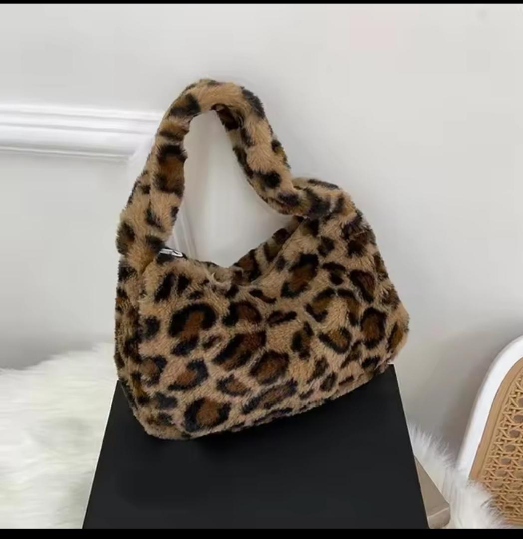 TRENDY FAUX FUR ANIMAL PRINT HANDBAG FOR WOMEN – LEOPARD, ZEBRA & PINK SHOULDER BAG | COZY WINTER FASHION BAG. Soft, stylish, and cozy — these faux fur animal print handbags add a cute yet bold touch.