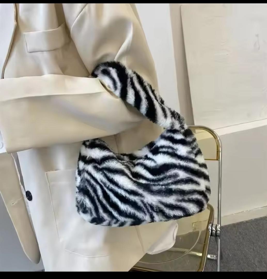 TRENDY FAUX FUR ANIMAL PRINT HANDBAG FOR WOMEN – LEOPARD, ZEBRA & PINK SHOULDER BAG | COZY WINTER FASHION BAG. Soft, stylish, and cozy — these faux fur animal print handbags add a cute yet bold touch.