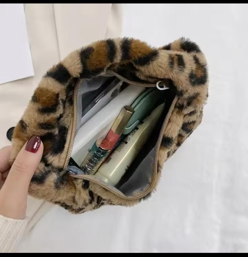 TRENDY FAUX FUR ANIMAL PRINT HANDBAG FOR WOMEN – LEOPARD, ZEBRA & PINK SHOULDER BAG | COZY WINTER FASHION BAG. Soft, stylish, and cozy — these faux fur animal print handbags add a cute yet bold touch.