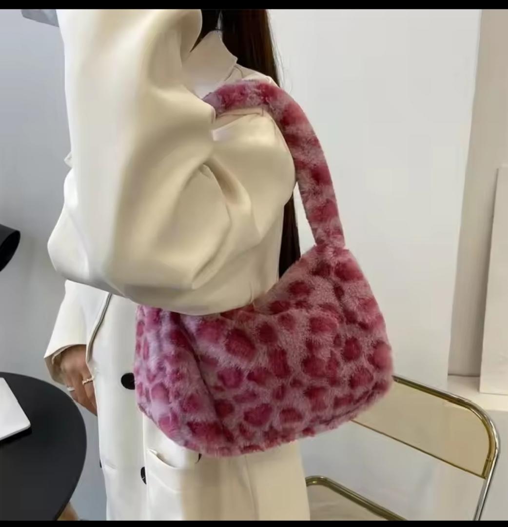 TRENDY FAUX FUR ANIMAL PRINT HANDBAG FOR WOMEN – LEOPARD, ZEBRA & PINK SHOULDER BAG | COZY WINTER FASHION BAG. Soft, stylish, and cozy — these faux fur animal print handbags add a cute yet bold touch.