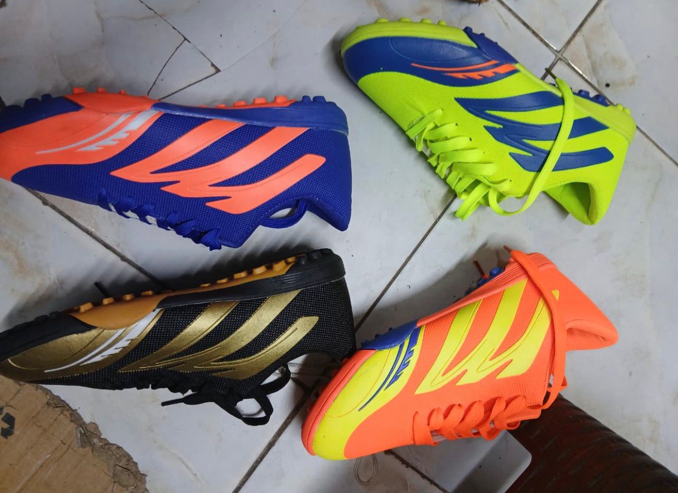 Men Soccer trainer boots Shoes Adult TF/FG High Ankle Football Boots Cleats Grass Training Sport Footwear Trend Men‘s Sneakers