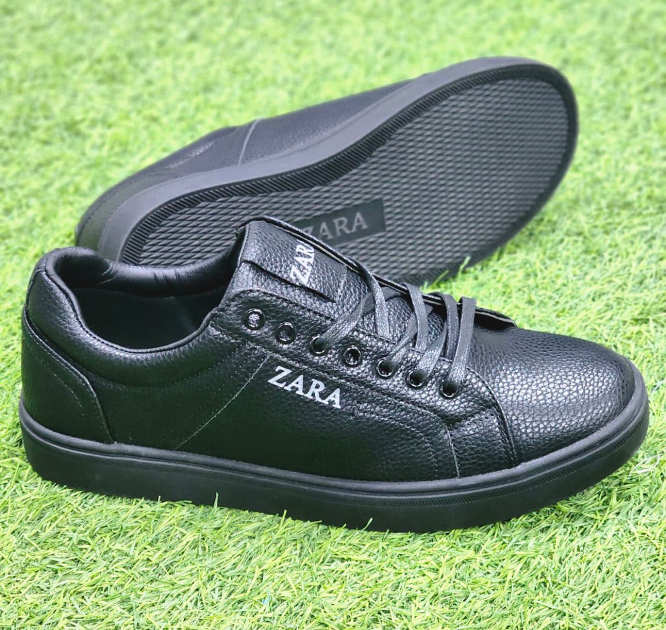 Zara Classic Essential Low-Top Sneakers: Versatile Black & White Casual Trainers for Men & Women