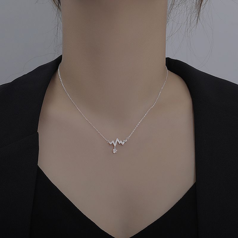 Women's Korean style heartbeat necklace Simple and elegant clavicle chain Gold and silver heart-warming necklace for girlfriend
