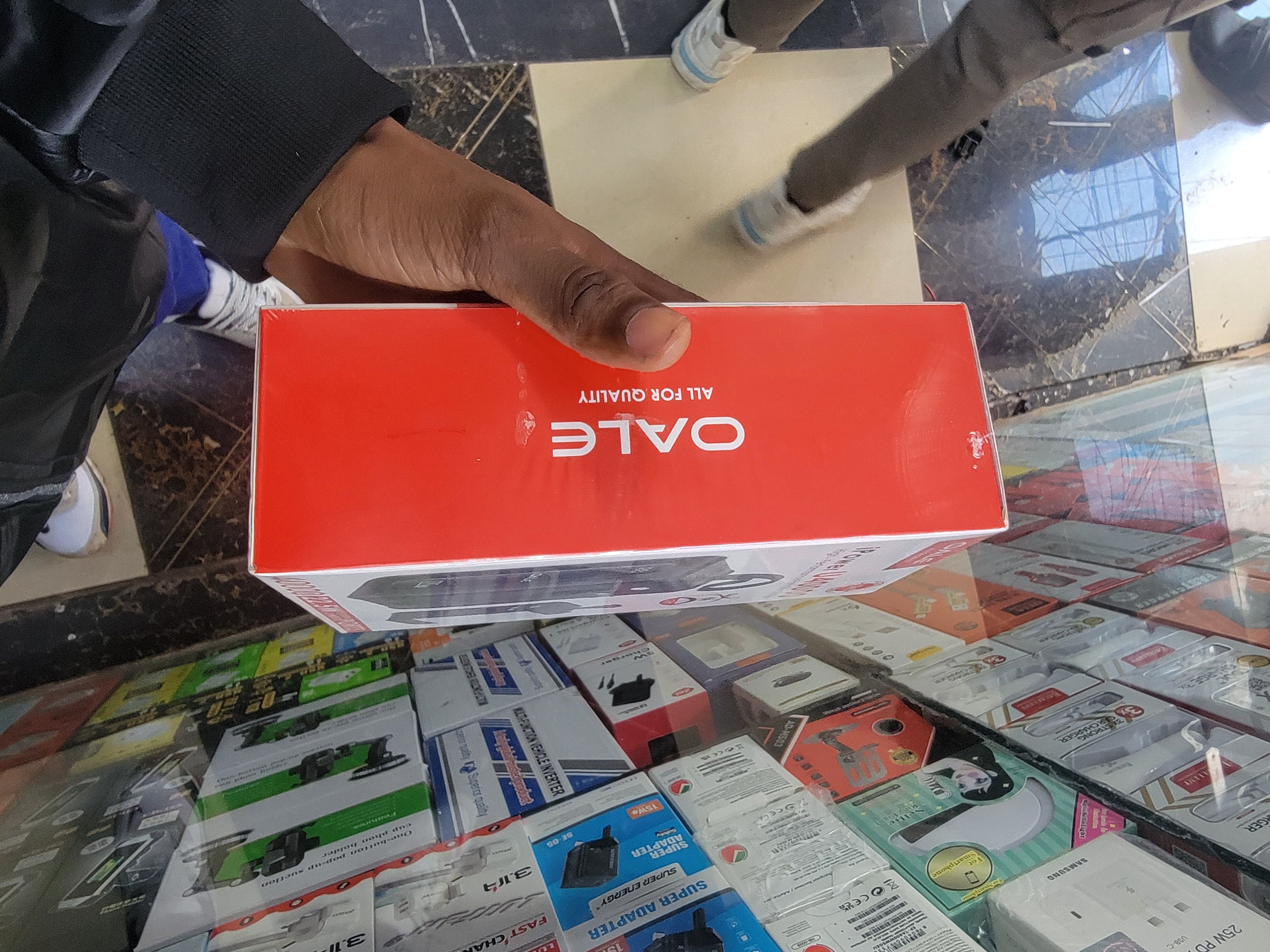 OALE power bank, iPower U40000 powerbank, 40000mAh power bank Kenya, big power bank Kenya, fast charging powerbank 22.5W, multi output power bank, power bank with built in cables, Type-C power bank
