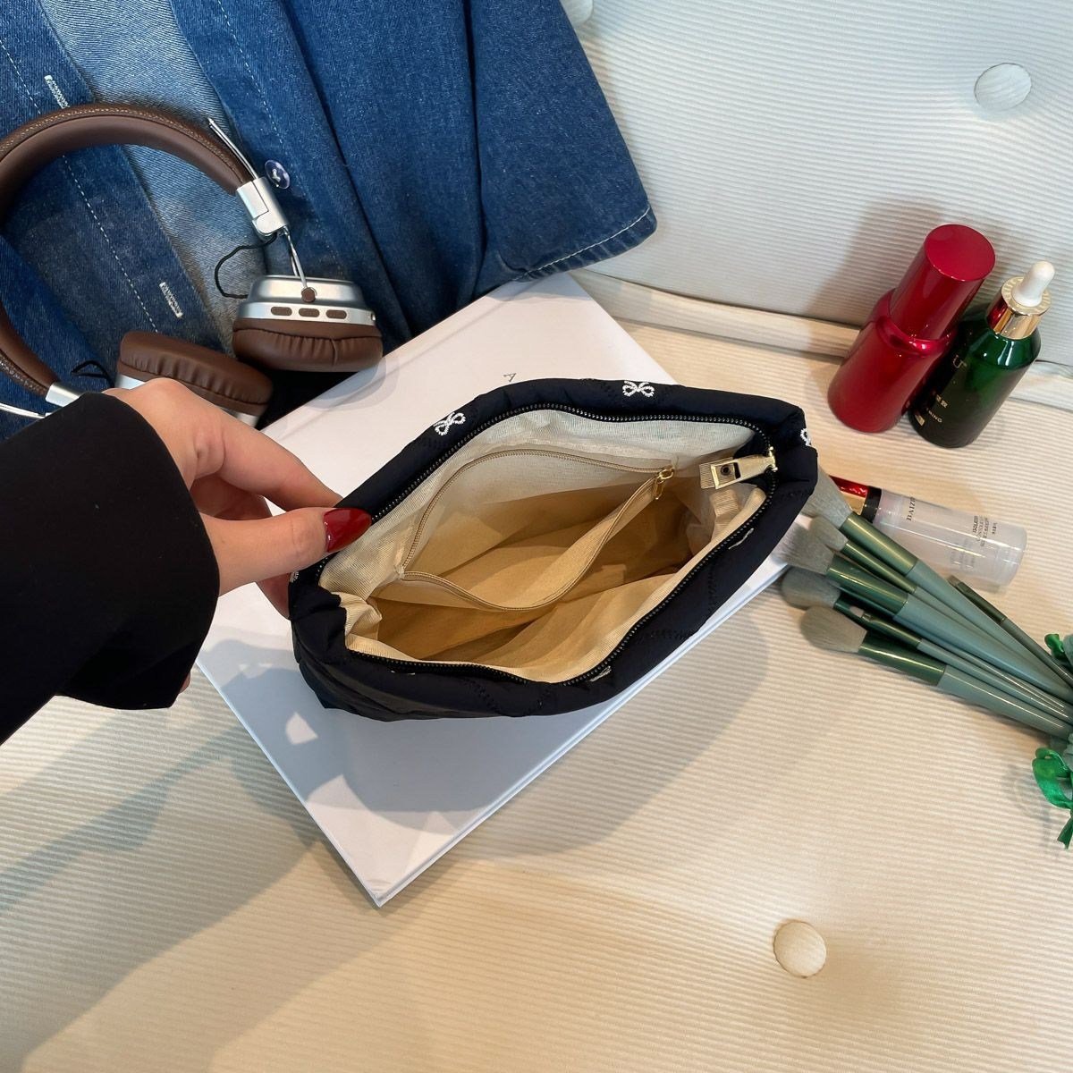 Butterfly knot pattern is fashionable and versatile. Quilted embroidery thread grid filled cotton makeup bag, casual hand-held bag, warm down small bag, inner bag, wash bag, pen bag, travel bag