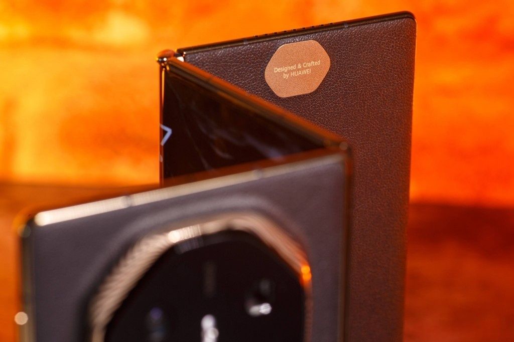 Brand New Huawei Mate XT Ultimate design, 16+512GB/ 16+1TB super device phone, the only tri-fold phone in the world