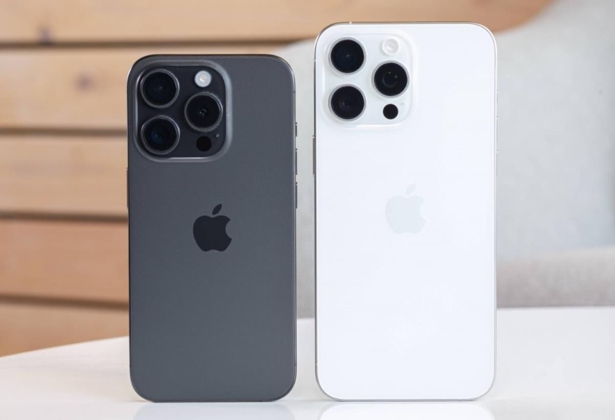 iPhone 15 Pro original refurbished dual sim phone, original color choices, with 128GB/256GB/512GB at wholesale prices, with Free stylish phone case as gift.