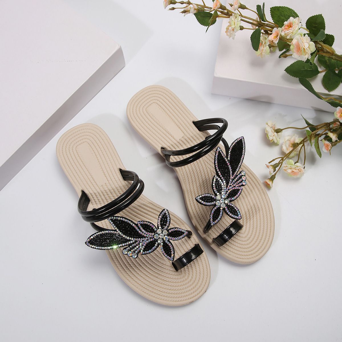 Summer new women's shoes fashion rhinestone flowers high-heeled open-toed high-heeled sandals with crystal face fashion shoes suitable for daily leisure commuting.