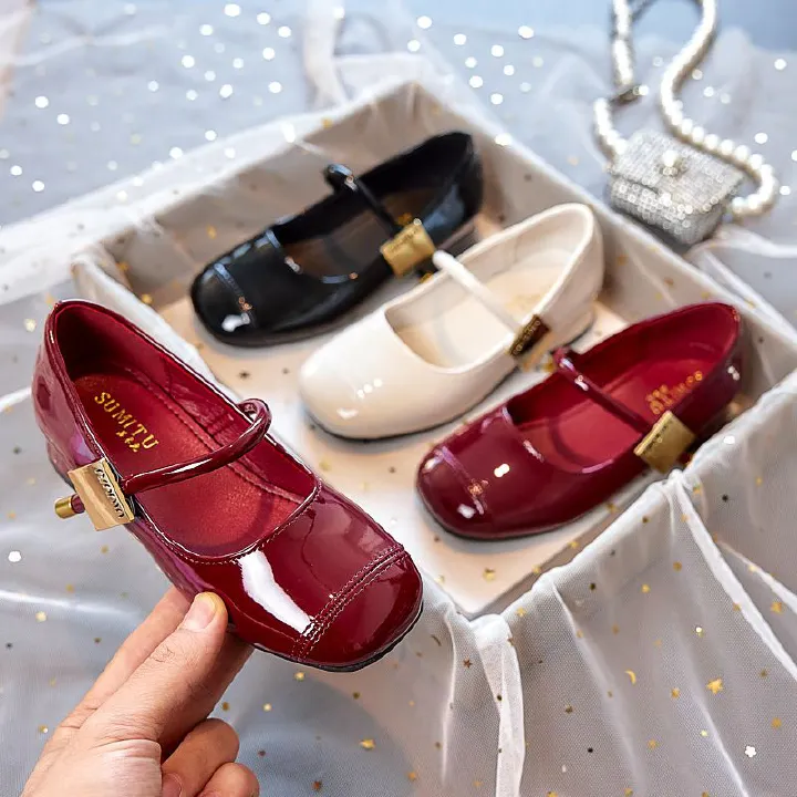 New girls' shoes, Princess shoes with dresses, shallow-mouthed round-headed Mary Jane patent leather soft-soled shoes are suitable for birthday parties, school Christmas parties and banquets.